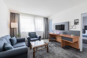 TV a/nebo společenská místnost v ubytování Garner Hotel Rüsselsheim by IHG