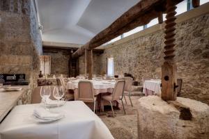 Reštaurácia alebo iné gastronomické zariadenie v ubytovaní Hotel La Vida Spa