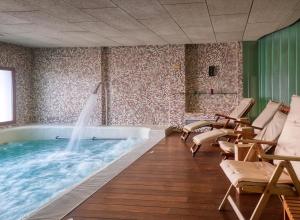 Bazén v ubytovaní Hotel La Vida Spa alebo v jeho blízkosti