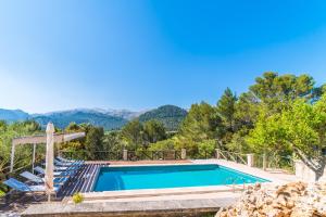 坎帕內特的住宿－Ideal Property Mallorca - Caselles Petit，山间别墅内的游泳池