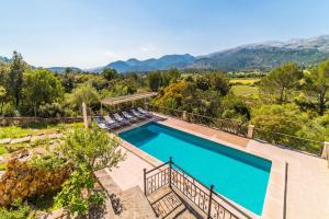 een uitzicht over een zwembad met bergen op de achtergrond bij Ideal Property Mallorca - Caselles Petit in Campanet