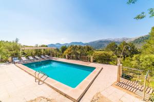 een buitenzwembad met uitzicht op de bergen bij Ideal Property Mallorca - Caselles Petit in Campanet