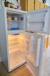 um frigorífico vazio com a porta aberta numa cozinha em Gallo Condo 33/downtown/8st em Miami