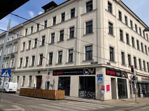 a large white building on the corner of a street at Gesamte Unterkunft im Zentrum von Wien Top 27 in Vienna