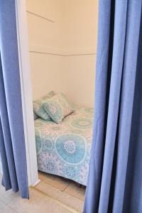 um quarto com uma cama com cortinas azuis em Gallo Condo 33/downtown/8st em Miami