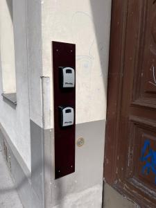 a pair of toasters on a wall next to a door at Gesamte Unterkunft im Zentrum von Wien Top 27 in Vienna