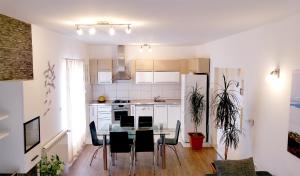 Fotografia z galérie ubytovania Family friendly house with a swimming pool Slatine, Ciovo - 15149 v Slatine