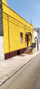 un edificio giallo sul lato di una strada di Casa matilde a Roccaforzata