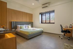Ένα ή περισσότερα κρεβάτια σε δωμάτιο στο StayVista's Le Bon Horizon - Hillside Elegance with Chic Interiors, Poolside Serenity & Picturesque Gazebo - Proximity to Sula +38 φωτογραφίες