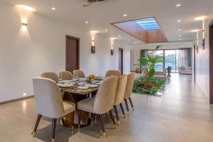 Χώρος καθιστικού στο StayVista's Le Bon Horizon - Hillside Elegance with Chic Interiors, Poolside Serenity & Picturesque Gazebo - Proximity to Sula
