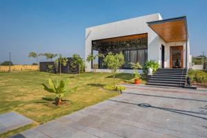 Κήπος έξω από το StayVista's Le Bon Horizon - Hillside Elegance with Chic Interiors, Poolside Serenity & Picturesque Gazebo - Proximity to Sula