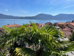 vista su una città e su una cassa d'acqua di Franziska's Place a Cannero Riviera