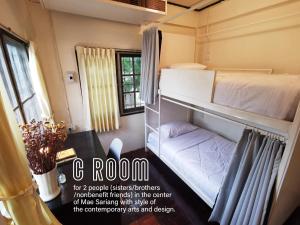 ein Zimmer mit 2 Etagenbetten in einem winzigen Haus in der Unterkunft ATOM Poshtel in Mae Sariang