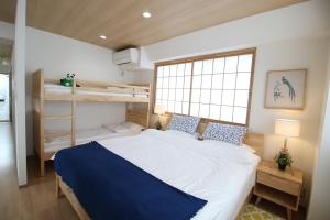 Un dormitorio con una cama grande y una ventana en Uhome Suido Apartment SD, en Tokio