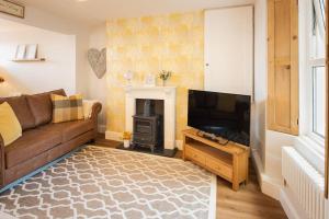 TV a/nebo společenská místnost v ubytování *Brand New* Olive Grove Cottage