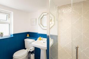 Koupelna v ubytování *Brand New* Olive Grove Cottage + 39 fotografií