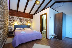 Un dormitorio con una cama grande en una habitación. en Holiday house with a parking space Milovac, Paklenica - 15168, en Starigrad-Paklenica