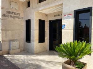 un edificio con una planta delante en Central Aparts Av Prince Moulay Abdellah, en Marrakech