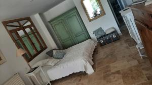 Posteľ alebo postele v izbe v ubytovaní Charmant studio dans maison d'hôte dans un écrin de verdure