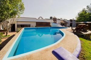 a swimming pool in the backyard of a house at Capital O Hacienda Filadelfia, El Atorón, Irapuato in Irapuato