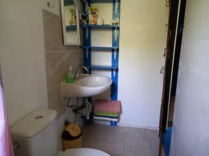 mała łazienka z umywalką i toaletą w obiekcie Crazy beach house w mieście Skala Prinos