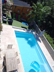 une piscine avec une piscine bleue dans l'établissement Casa di legnu ,charmant chalet avec piscine, à Patrimonio