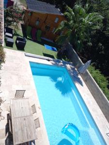 Bazén v ubytování Casa di legnu ,charmant chalet avec piscine nebo v jeho okolí