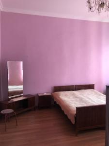 Ένα ή περισσότερα κρεβάτια σε δωμάτιο στο ЦЕНТР ГОРОДА СПОКОЙНАЯ УЛИЦА