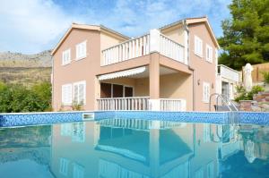 Bazén v ubytování Family friendly house with a swimming pool Podstrana, Split - 12918 nebo v jeho okolí