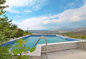 Bazén v ubytování Family friendly house with a swimming pool Podstrana, Split - 12918 nebo v jeho okolí