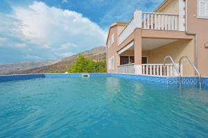 Bazén v ubytování Family friendly house with a swimming pool Podstrana, Split - 12918 nebo v jeho okolí