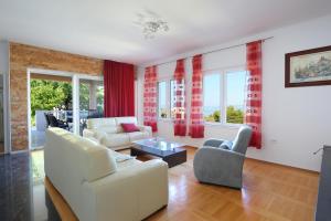 Posezení v ubytování Family friendly house with a swimming pool Podstrana, Split - 12918