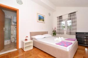 Postel nebo postele na pokoji v ubytování Family friendly house with a swimming pool Podstrana, Split - 12918 + 27 fotografií
