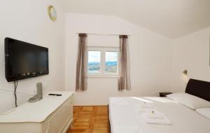 TV a/nebo společenská místnost v ubytování Family friendly house with a swimming pool Podstrana, Split - 12918