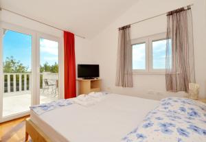 Postel nebo postele na pokoji v ubytování Family friendly house with a swimming pool Podstrana, Split - 12918