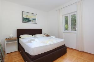 Postel nebo postele na pokoji v ubytování Family friendly house with a swimming pool Podstrana, Split - 12918