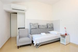 Postel nebo postele na pokoji v ubytování Family friendly house with a swimming pool Podstrana, Split - 12918
