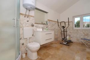 Koupelna v ubytování Family friendly house with a swimming pool Podstrana, Split - 12918