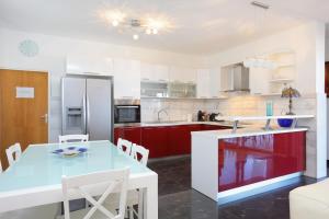 Kuchyň nebo kuchyňský kout v ubytování Family friendly house with a swimming pool Podstrana, Split - 12918