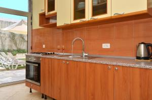 Kuchyň nebo kuchyňský kout v ubytování Family friendly house with a swimming pool Podstrana, Split - 12918