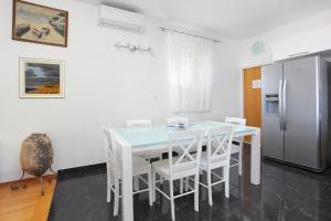 Kuchyň nebo kuchyňský kout v ubytování Family friendly house with a swimming pool Podstrana, Split - 12918