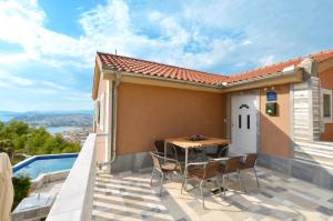 Balkón nebo terasa v ubytování Family friendly house with a swimming pool Podstrana, Split - 12918