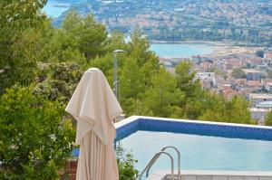 Bazén v ubytování Family friendly house with a swimming pool Podstrana, Split - 12918 nebo v jeho okolí