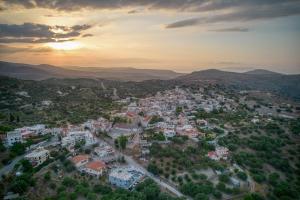 una vista aerea di una città al tramonto di Villa Castle by Estia a Hersonissos