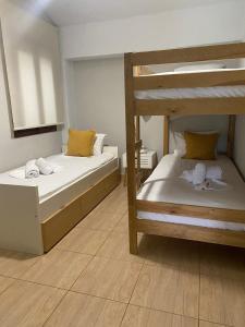 Ένα ή περισσότερα κρεβάτια σε δωμάτιο στο Beach House Nea Roda Chalkidiki +26 φωτογραφίες