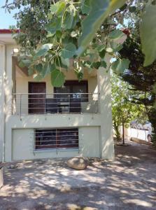 Το κτήριο όπου στεγάζεται  η παραθεριστική κατοικία