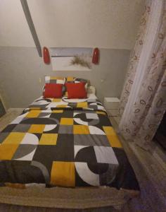 sypialnia z łóżkiem z kocem szachowym w obiekcie Belle chambre avec balcon w mieście Arques