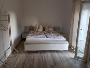 1 dormitorio con 1 cama en una habitación blanca en Oase am Nationalpark, en Kargow