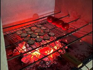 una parrilla con un montón de comida cocinando en un horno en Casa Djarmai Boutique Apartments, en Vila do Maio