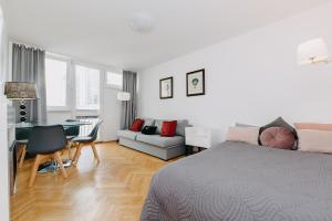- une chambre avec un lit, une table et un canapé dans l'établissement V Ajax Warsaw Bed&Breakfast ROOMS, à Varsovie
